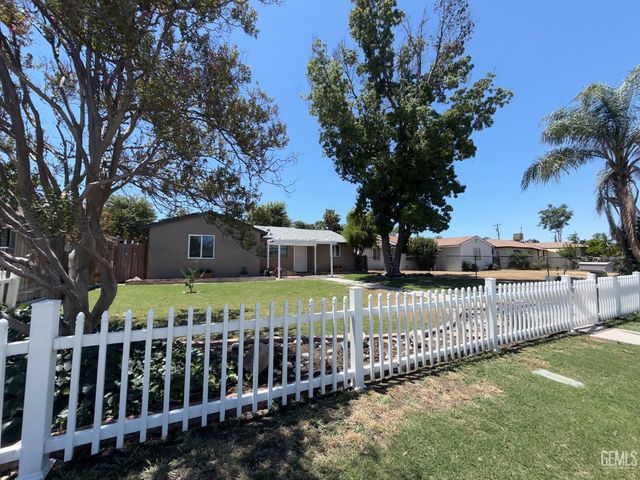 1021 Meredith Drive, Bakersfield, CA 93304