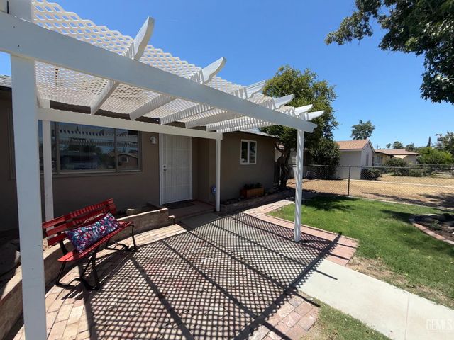 1021 Meredith Drive, Bakersfield, CA 93304