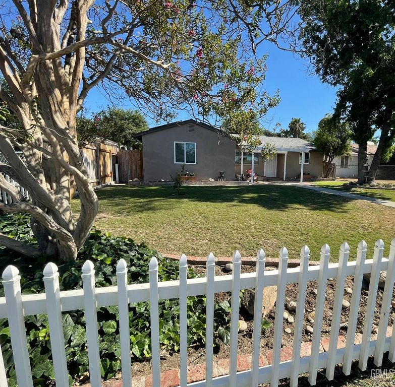 1021 Meredith Drive, Bakersfield, CA 93304