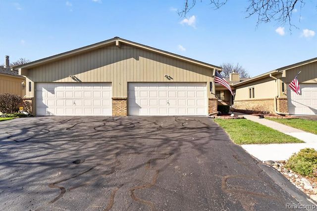 12342 Pinecrest Drive, Plymouth, MI 48170