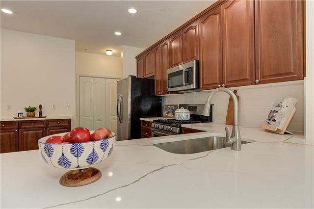 232 Glens Loop, Woodstock, GA 30188