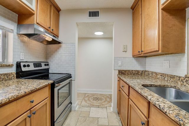 7940 NW 50th Street 203, Lauderhill, FL 33351