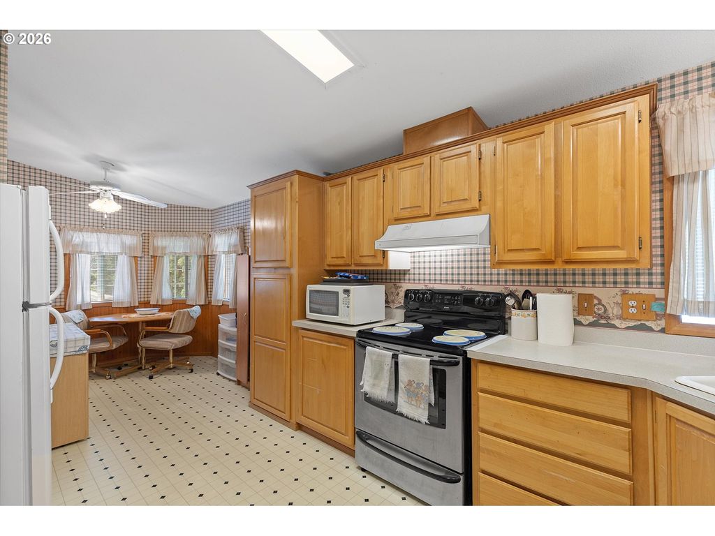 Image 10 of property listing at 655 Ne BURNETT Rd #2, Mc Minnville, OR 97128