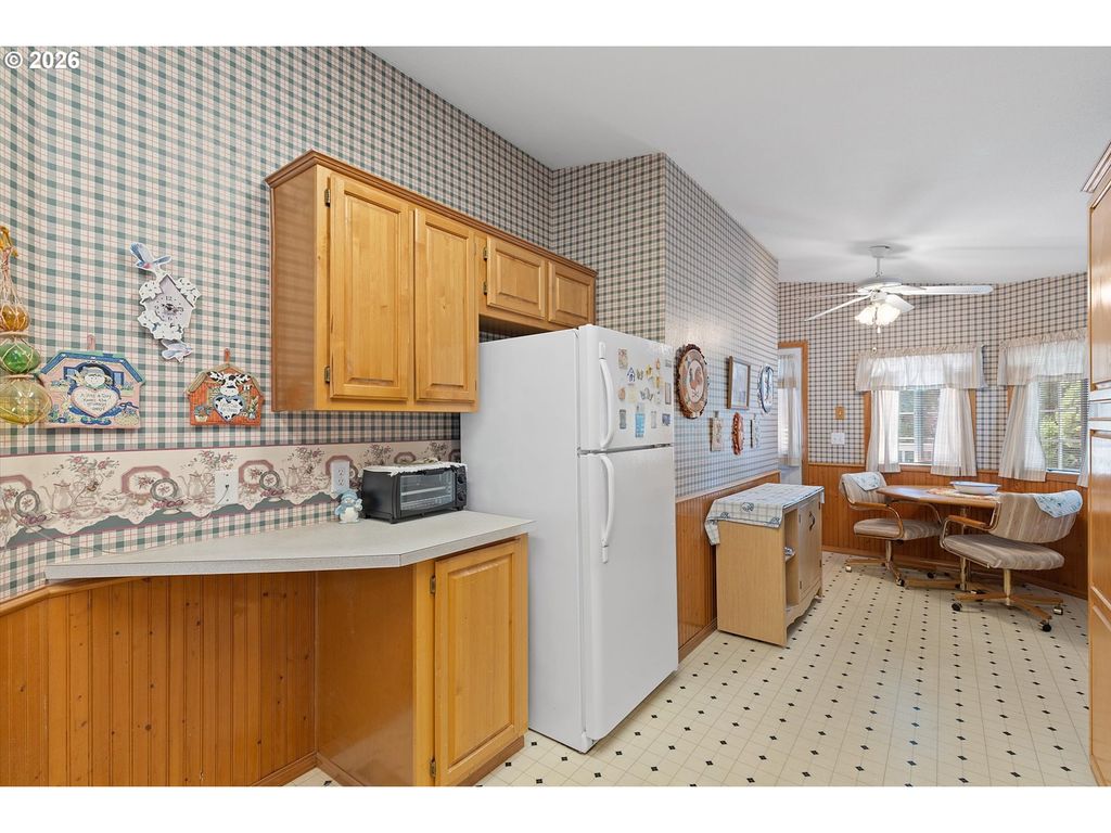 Image 11 of property listing at 655 Ne BURNETT Rd #2, Mc Minnville, OR 97128