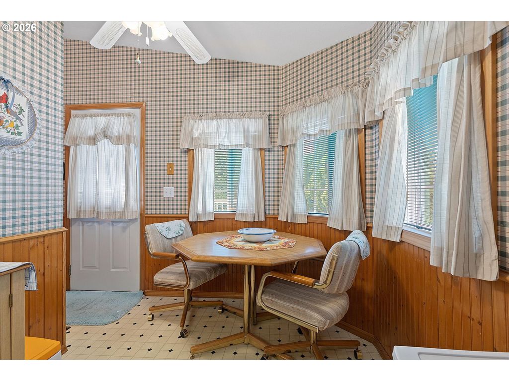 Image 12 of property listing at 655 Ne BURNETT Rd #2, Mc Minnville, OR 97128