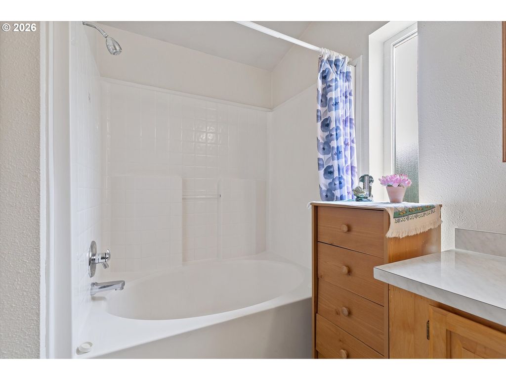 Image 17 of property listing at 655 Ne BURNETT Rd #2, Mc Minnville, OR 97128