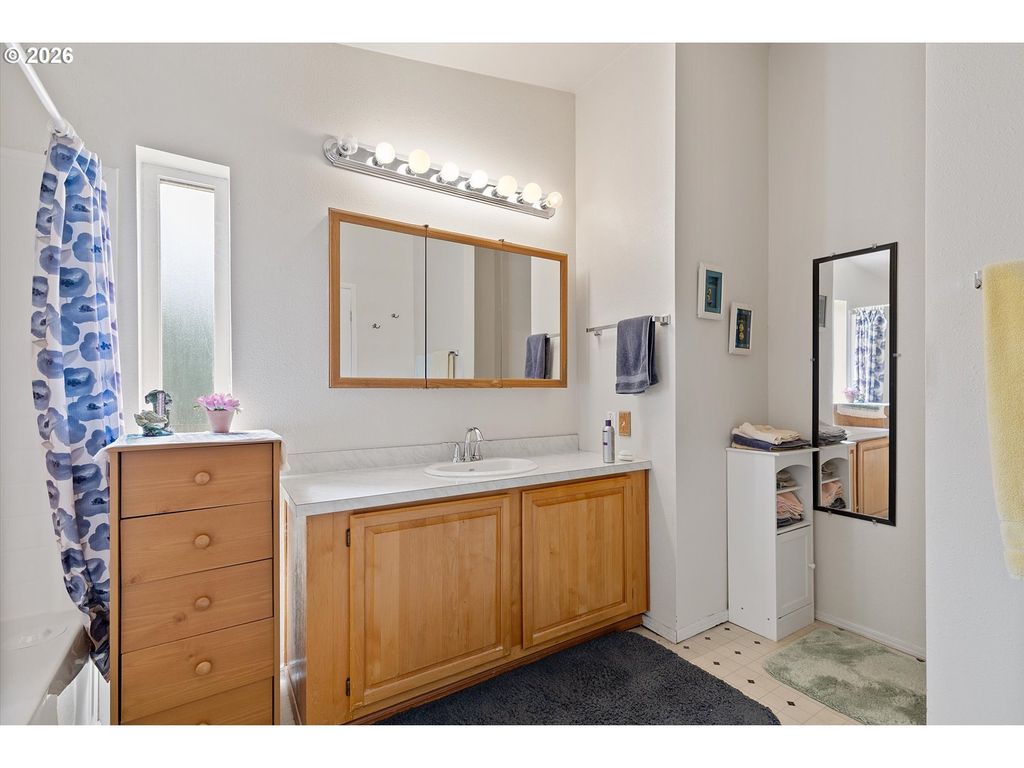 Image 18 of property listing at 655 Ne BURNETT Rd #2, Mc Minnville, OR 97128