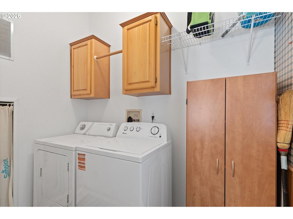 Image 24 of property listing at 655 Ne BURNETT Rd #2, Mc Minnville, OR 97128