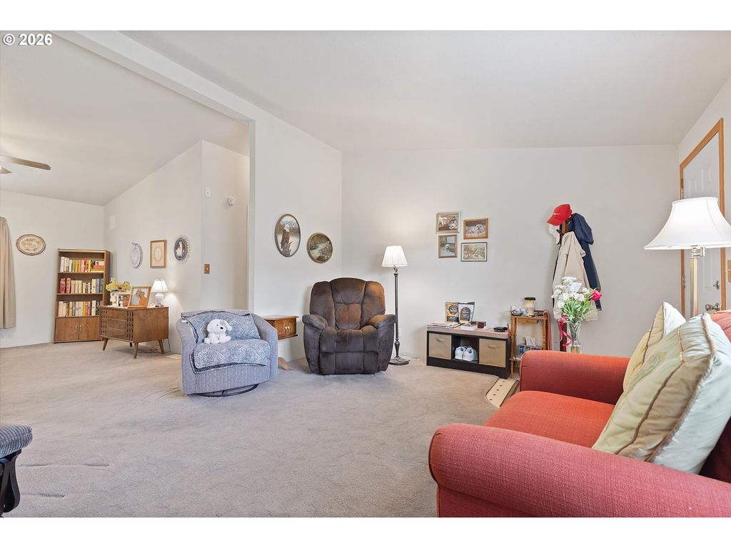 Image 6 of property listing at 655 Ne BURNETT Rd #2, Mc Minnville, OR 97128