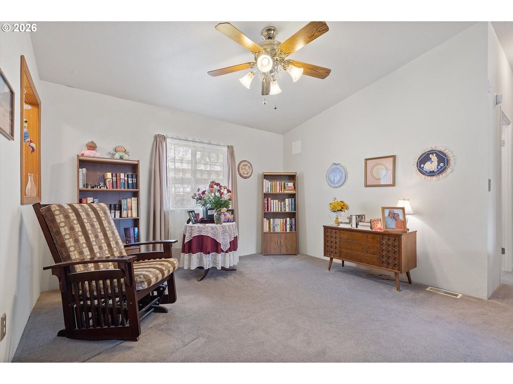 Image 8 of property listing at 655 Ne BURNETT Rd #2, Mc Minnville, OR 97128