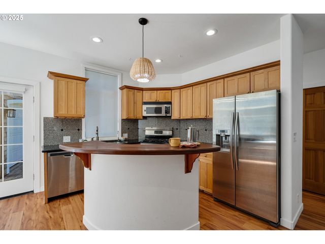 3308 BAYVIEW Ter, Seaside, OR 97138