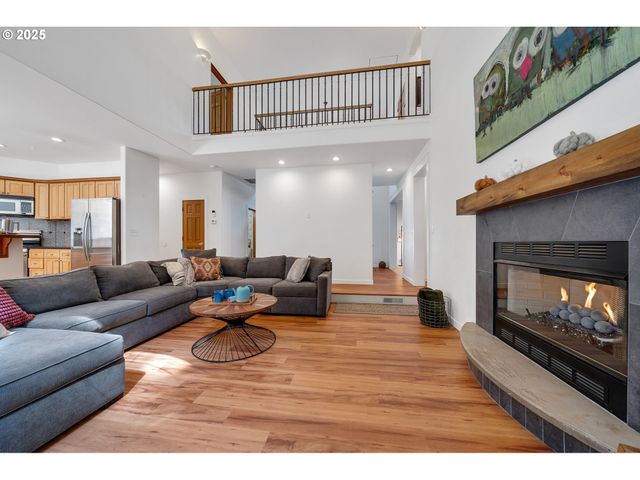 3308 BAYVIEW Ter, Seaside, OR 97138