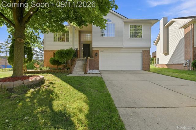 3201 Lynhurst Court, Oakland Charter Township, MI 48306