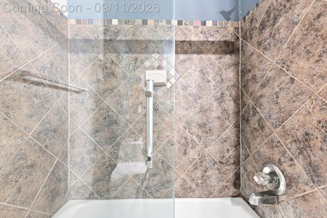 3201 Lynhurst Court, Oakland Charter Township, MI 48306