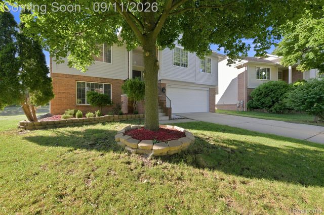 3201 Lynhurst Court, Oakland Charter Township, MI 48306