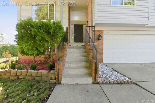 3201 Lynhurst Court, Oakland Charter Township, MI 48306