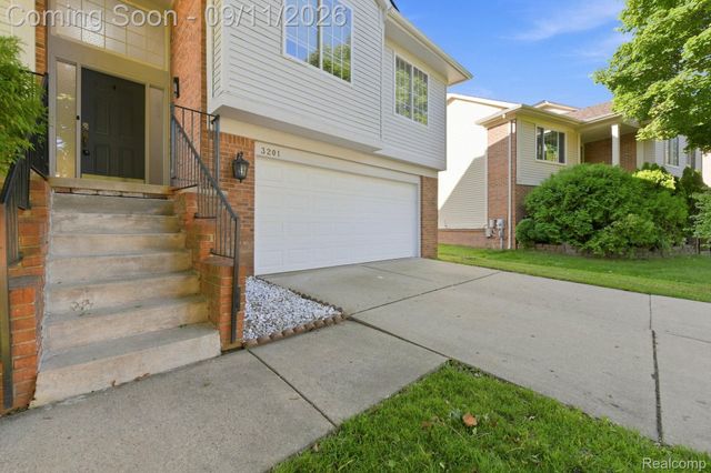 3201 Lynhurst Court, Oakland Charter Township, MI 48306