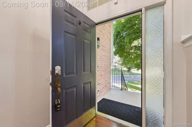 3201 Lynhurst Court, Oakland Charter Township, MI 48306