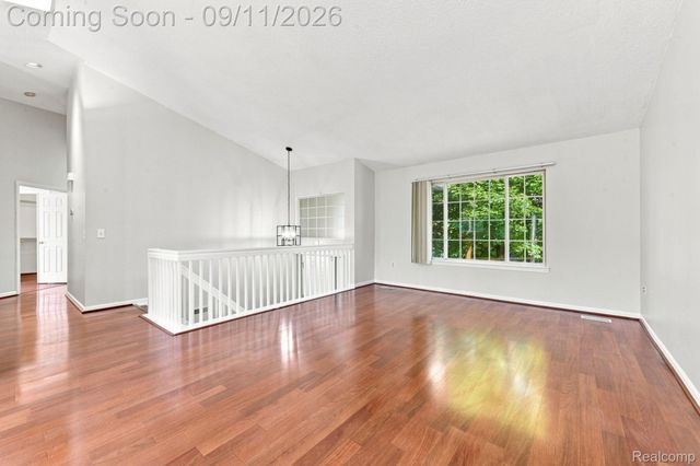 3201 Lynhurst Court, Oakland Charter Township, MI 48306