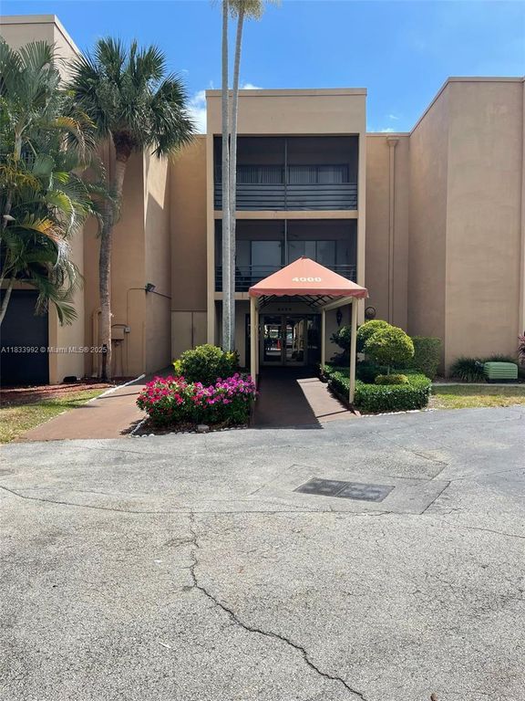 4000 N Hills Dr 32, Hollywood, FL 33021