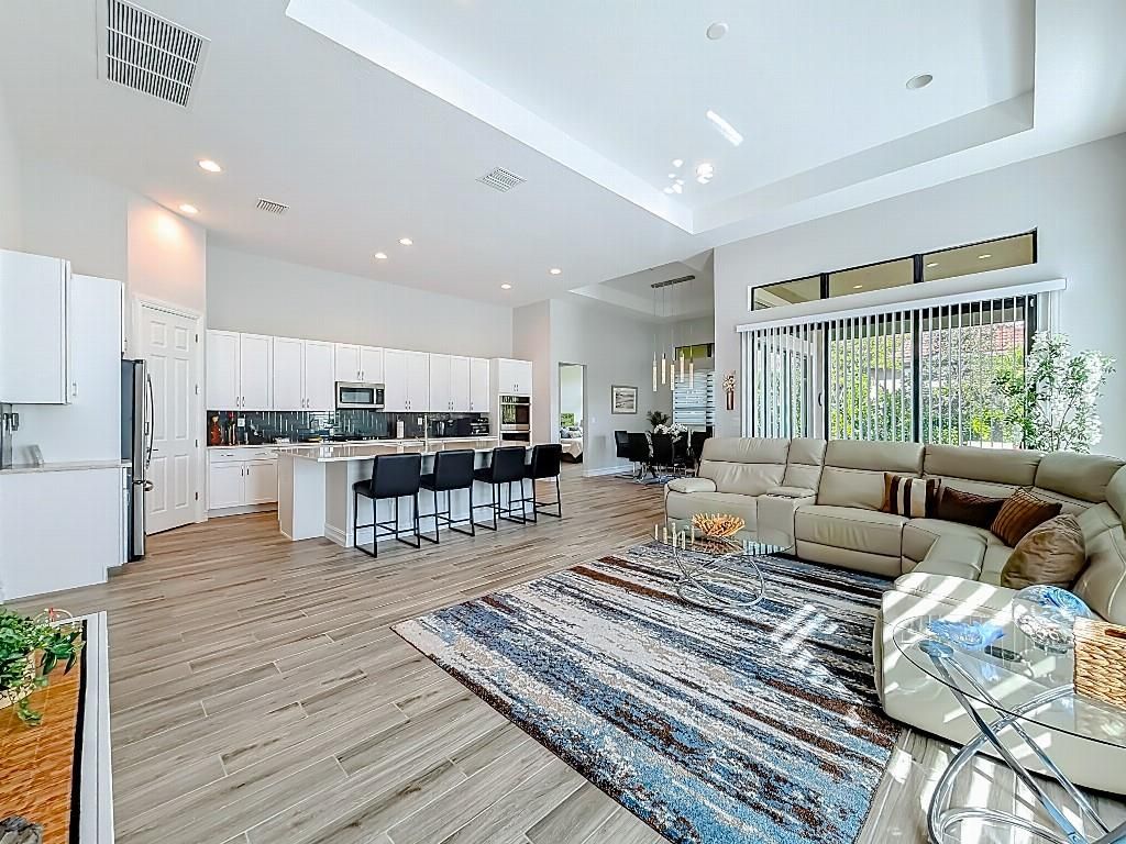 Image 4 of property listing at 11795 Vivar Run, Parkland, FL 33076