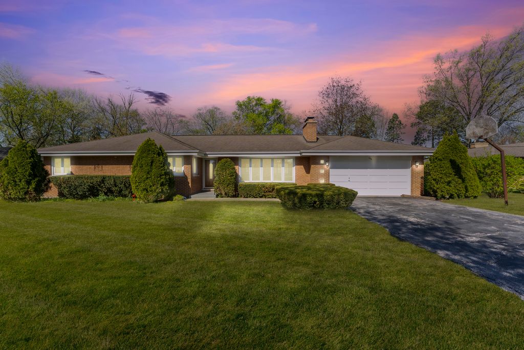 404 Tomah Avenue, Prospect Heights, IL 60070