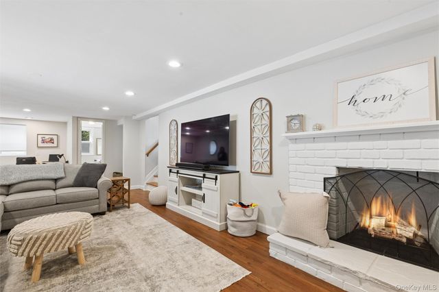 4 Larkspur Drive, West Islip, NY 11795