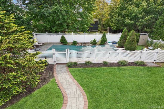 4 Larkspur Drive, West Islip, NY 11795