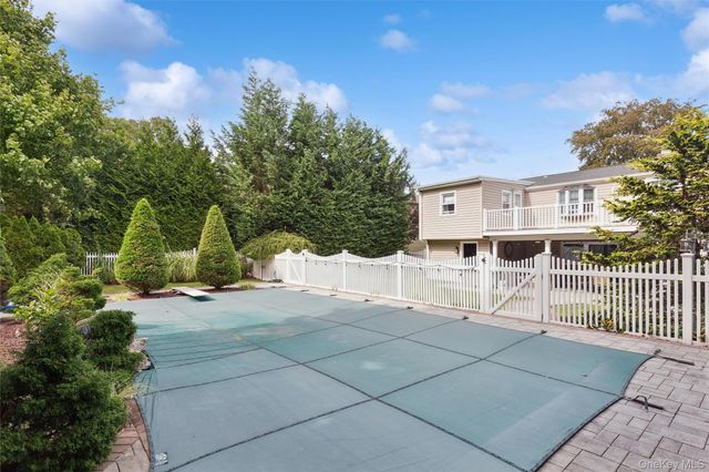4 Larkspur Drive, West Islip, NY 11795