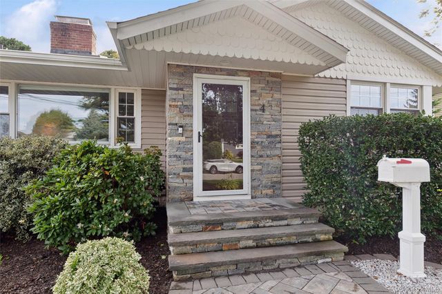 4 Larkspur Drive, West Islip, NY 11795