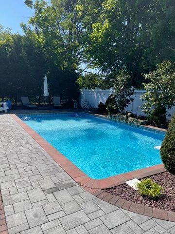4 Larkspur Drive, West Islip, NY 11795