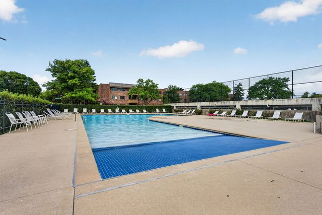 3110 Pheasant Creek Drive 209, Northbrook, IL 60062