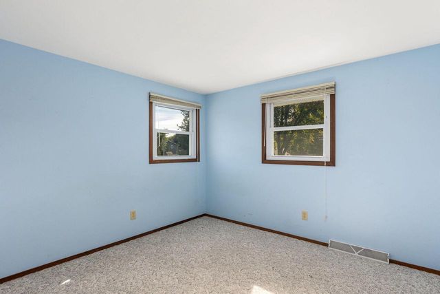 1135 Wisteria LANE, Waukesha, WI 53189