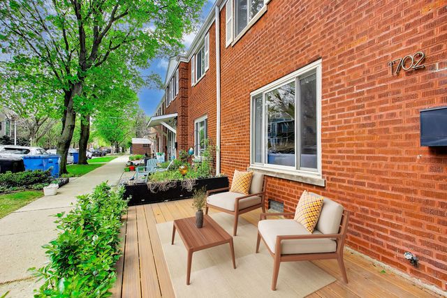 1702 W Belle Plaine Avenue, Chicago, IL 60613
