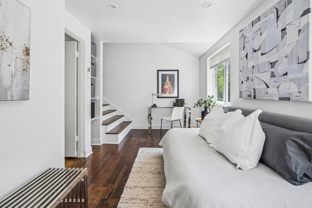 1702 W Belle Plaine Avenue, Chicago, IL 60613