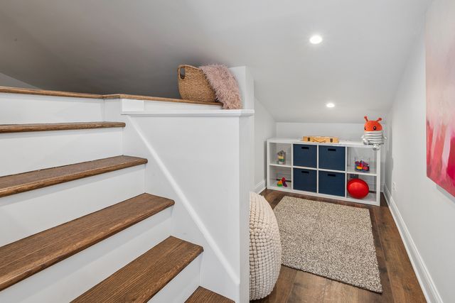 1702 W Belle Plaine Avenue, Chicago, IL 60613