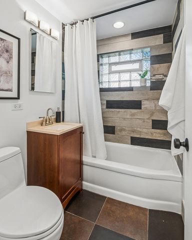 1702 W Belle Plaine Avenue, Chicago, IL 60613