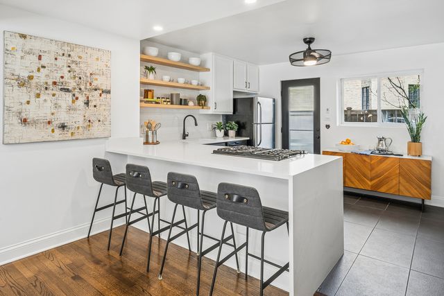 1702 W Belle Plaine Avenue, Chicago, IL 60613