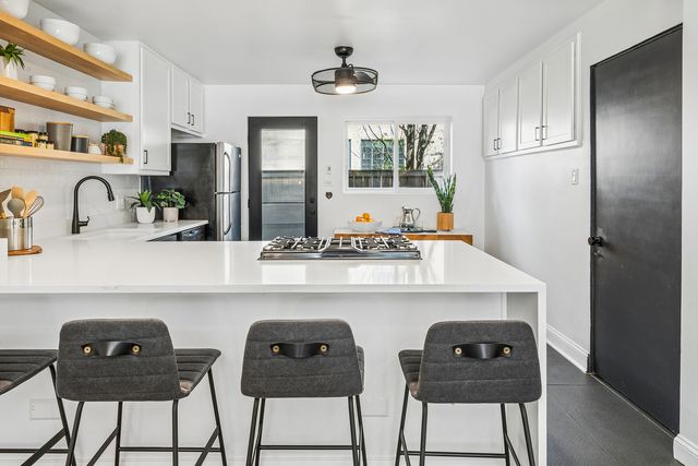 1702 W Belle Plaine Avenue, Chicago, IL 60613