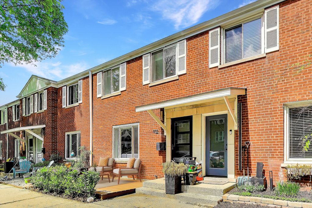 1702 W Belle Plaine Avenue, Chicago, IL 60613