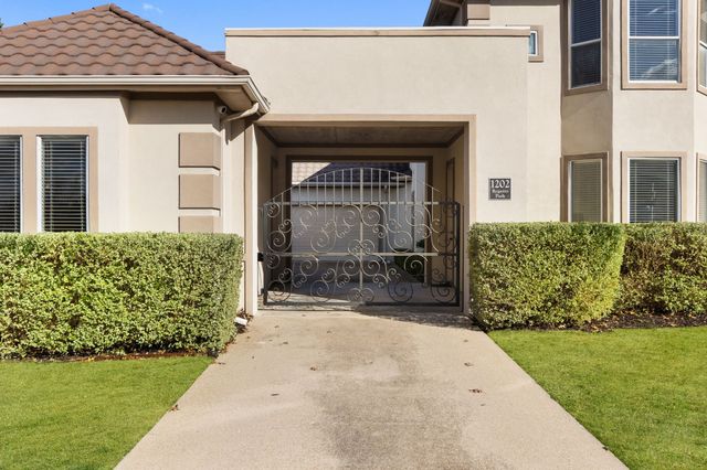 1202 Regents Park Court, Desoto, TX 75115