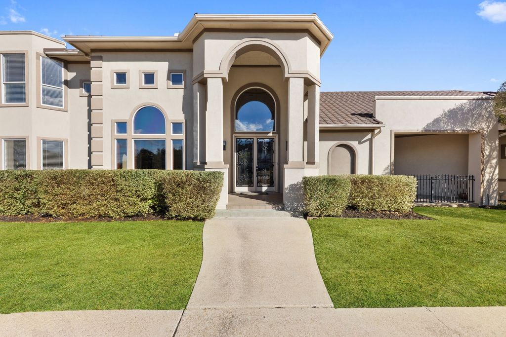 1202 Regents Park Court, Desoto, TX 75115