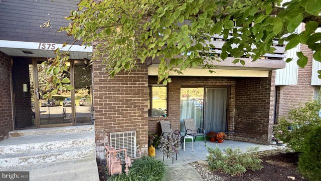 1575 CREEKSIDE RD #A2, Whitehall, PA 18052