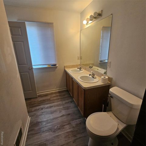 215 Oak Ridge Drive, Pontiac, MI 48341