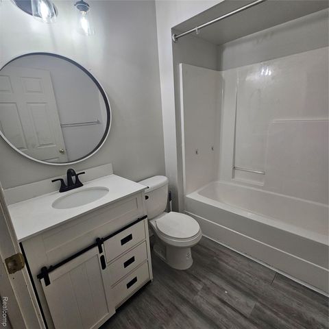 215 Oak Ridge Drive, Pontiac, MI 48341