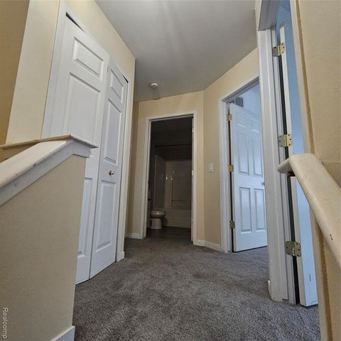 215 Oak Ridge Drive, Pontiac, MI 48341
