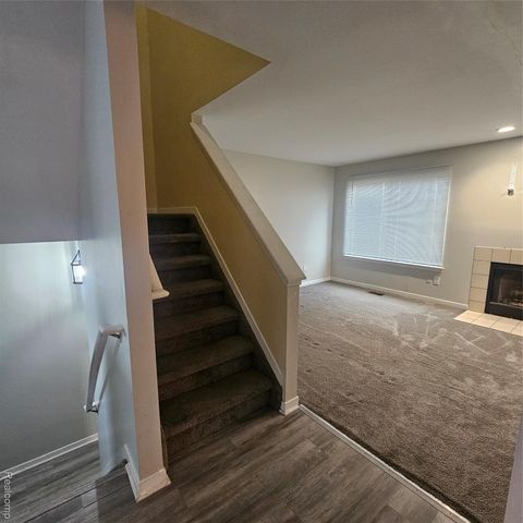 215 Oak Ridge Drive, Pontiac, MI 48341