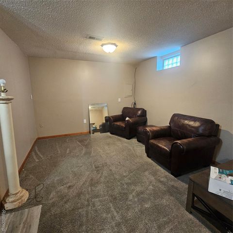 215 Oak Ridge Drive, Pontiac, MI 48341