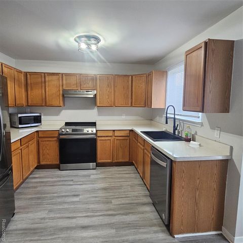 215 Oak Ridge Drive, Pontiac, MI 48341