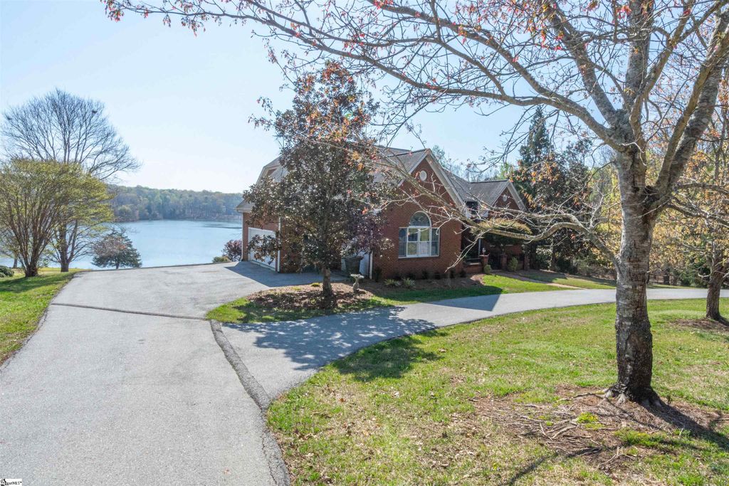 102 E Peninsula Drive, Laurens, SC 29360